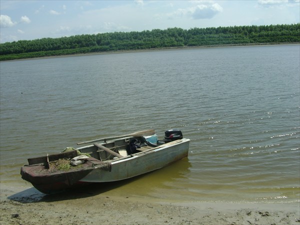 Иртыш. Лодка на берегу